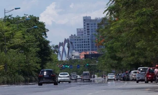 Nền nhiệt duy trì 40 độ, đường phố Hà Nội xuất hiện ảo ảnh