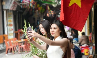 Giới trẻ vẫn háo hức chụp ảnh tại ‘ngã tư quốc tế’ chiều 30 Tết