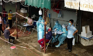 Hình ảnh xét nghiệm hàng trăm tiểu thương chợ Phùng Khoang