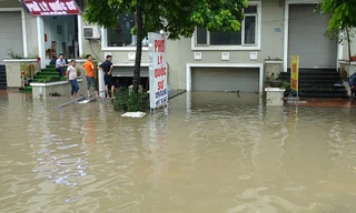 Dân hạng sang sống nhà liền kề chục tỷ hì hục bơm nước thoát ngập