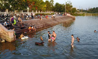 Hà Nội nắng gay gắt, người dân đổ xô ra Hồ Tây 'hạ hỏa'