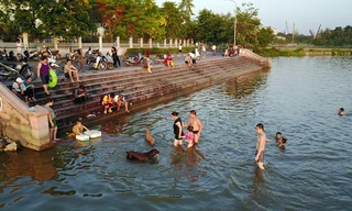 Hà Nội nắng gay gắt, người dân đổ xô ra Hồ Tây 'hạ hỏa'
