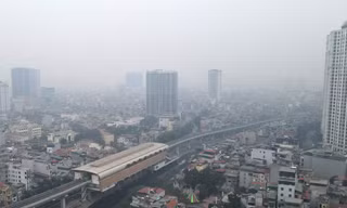 Hơn 10 giờ sáng, Hà Nội vẫn chìm trong sương mù dày đặc