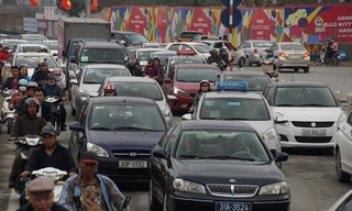 Mọi ngả đường vào Phủ Tây Hồ ùn tắc