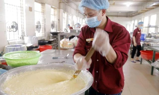 Đột nhập nhà bếp làm 10 nghìn suất ăn mỗi ngày cho bệnh viện bị phong tỏa ở Hà Nội