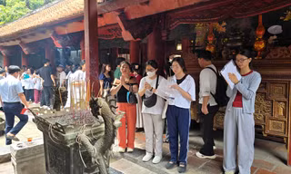 Sĩ tử cầm bút, phiếu dự thi lên Văn Miếu cầu may trước kỳ thi THPT 2025