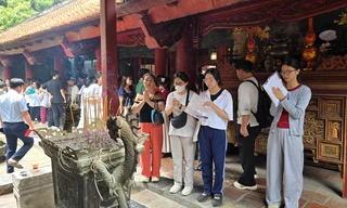 Sĩ tử cầm bút, phiếu dự thi lên Văn Miếu cầu may trước kỳ thi THPT 2025