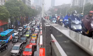 Người Hà Nội chật vật đội mưa rét, vượt 'ma trận' tắc đường