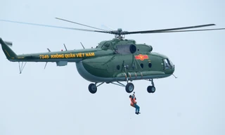 Mãn nhãn màn trình diễn nhảy dù, tìm kiếm cứu nạn của Bộ đội Phòng không - Không quân