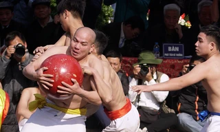 Mãn nhãn với trai làng tranh cướp nhau quả cầu nặng gần 20kg ở Hà Nội