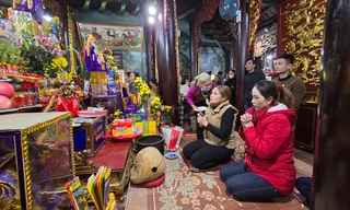 Đầu xuân, đền ông Hoàng Bảy nhộn nhịp du khách thập phương