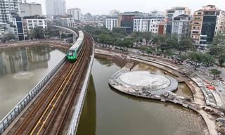 Sân khấu nổi và khán đài ngoài trời ở hồ Hoàng Cầu dần lộ diện 