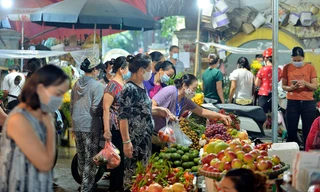 Ngày đầu nới lỏng giãn cách, người dân Hà Nội hồ hởi đi chợ từ sáng sớm