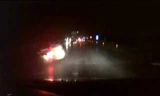 Thót tim với tình huống xe máy ngã ngay trước đầu ôtô