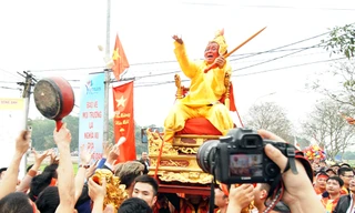 Tung bổng kiệu Chúa rồi phi nước đại tại lễ rước đền Sái