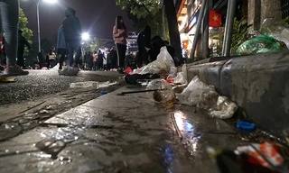 Rác lại ngập khu vực hồ Hoàn Kiếm sau đêm đón năm mới 2019