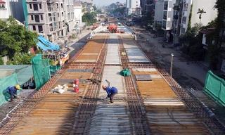 Nhìn từ trên cao cầu vượt tuyến đường nghìn tỷ ở quận Long Biên đang thi công gấp rút