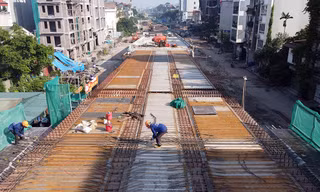 Nhìn từ trên cao cầu vượt tuyến đường nghìn tỷ ở quận Long Biên đang thi công gấp rút