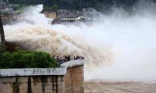 Mãn nhãn với hình ảnh xả lũ tại thủy điện Hòa Bình 