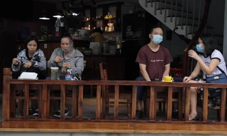 Hàng quán tại Hà Nội nhộn nhịp ngày đầu phục vụ khách tại chỗ