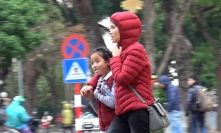 Người dân Hà Nội co ro trong tiết lạnh tăng cường