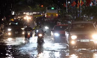 Nhiều tuyến phố biến thành sông sau cơn mưa lớn, giao thông ùn tắc khắp nơi trong đêm