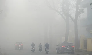 Sương mù dày đặc chưa từng thấy, trời Hà Nội như Sa Pa