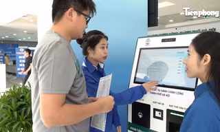 Thanh niên Hà Nội giúp người dân thực hiện dịch vụ công trực tuyến