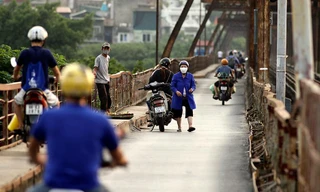 Hà Nội áp Chỉ thị 16, nhiều người vẫn tụ tập trên cầu Long Biên, bơi ở bãi tắm sông Hồng 