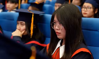Những giọt nước mắt xúc động tại lễ trao học bổng Nâng bước thủ khoa năm 2023