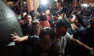 Chen nhau xoa tiền cầu may sau khai ấn đền Trần