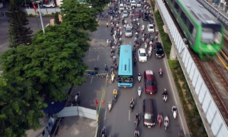 Cận cảnh đường Nguyễn Trãi sáng đầu tuần sau khi đặt 'lô cốt' rộng hàng trăm m2