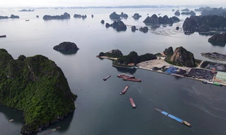 Nhìn Vịnh Bái Tử Long từ trên cao.