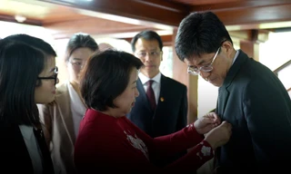 Bí thư thứ nhất Ban Bí thư T.Ư Đoàn Trung Quốc nhận món quà đặc biệt tại Khu di tích Chủ tịch Hồ Chí Minh 