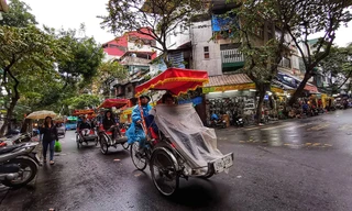 Người dân Hà Nội đốt lửa sưởi ấm ngày rét đậm