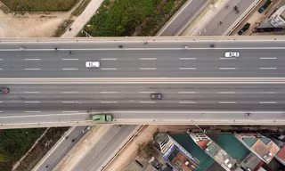 F0 vượt ngưỡng 18.000, đường phố Hà Nội vắng như Tết