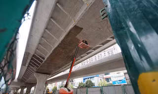 Công nhân đeo khẩu trang căng sức làm việc trên công trường đường vành đai 2