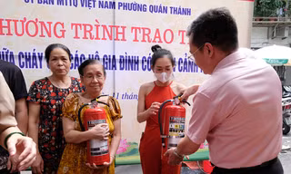 Hà Nội: Tặng hàng trăm bình chữa cháy cho người dân trước mùa nguy cơ cháy nổ cao