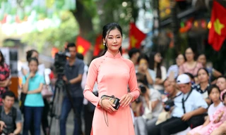 'Sắc thu Hà Nội' rực rỡ trên phố bích họa Phùng Hưng