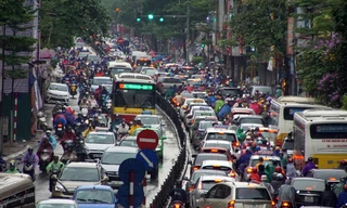 Nhiều tuyến đường Hà Nội tê liệt dưới trời mưa