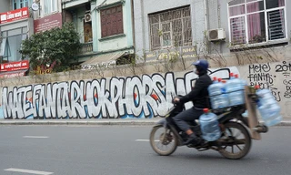 Cả đoạn đường hơn 300 tỷ đồng ở Hà Nội bị vẽ bẩn khi mới đưa vào sử dụng