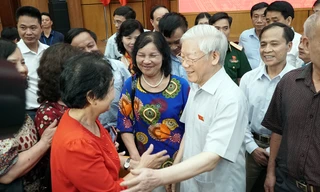 Chùm ảnh: Tổng Bí thư tiếp xúc cử tri đơn vị bầu cử số 1