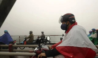 Hà Nội ngập trong sương mù, giao thông đi lại khó khăn