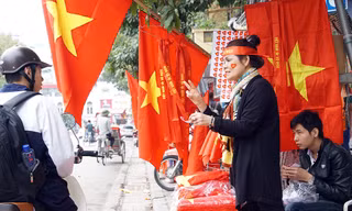 Băng rôn, cờ đỏ cổ vũ U23 Việt Nam bán ngập phố Hà Nội