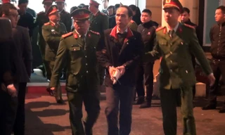 Các bị cáo vụ PVC về trại giam sau ngày xử án đầu tiên