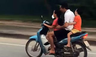 Sốc với bé gái điều khiển xe máy 'kẹp 3' phi như bay trên đường