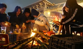 Người Hà Nội đốt lửa, nướng khoai, uống trà nóng... để xua đi cái lạnh giá giữa đêm đông
