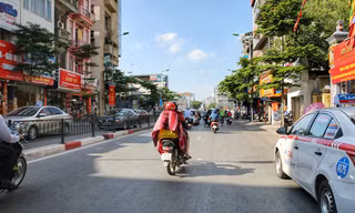 Người Hà thành trùm chăn ra đường giữa 'chảo lửa' mùa hè