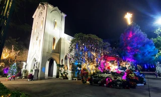 Một số nhà thờ dựng rào ngăn tụ tập, người dân Thủ đô đón Giáng sinh đáng nhớ 'mùa COVID'