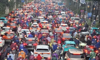 Gần trưa, người Hà Nội vẫn chật vật 'vượt' mưa lạnh và ùn tắc để đến công sở